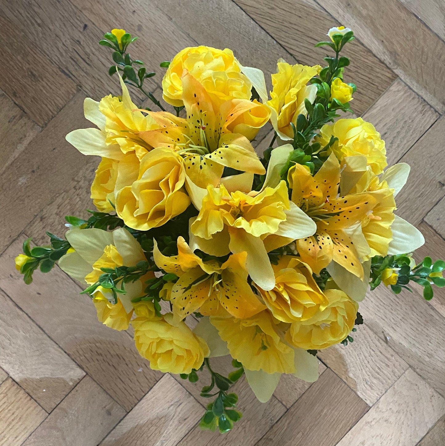 Artificial Flower Yellow Daffodils Lilys and Cameila Grave Pot